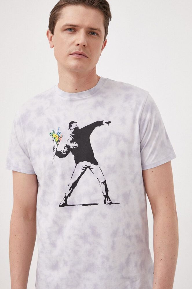 Бавовняна футболка Guess x Banksy візерунок колір блакитний